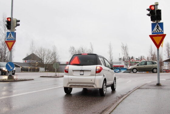 liikennevalot liikenne risteys mopoauto