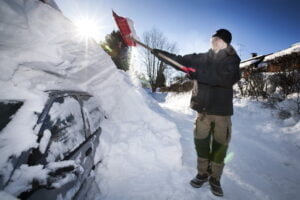 lumi luminanki kinos auto autoilija talvi auton puhdistus lapio