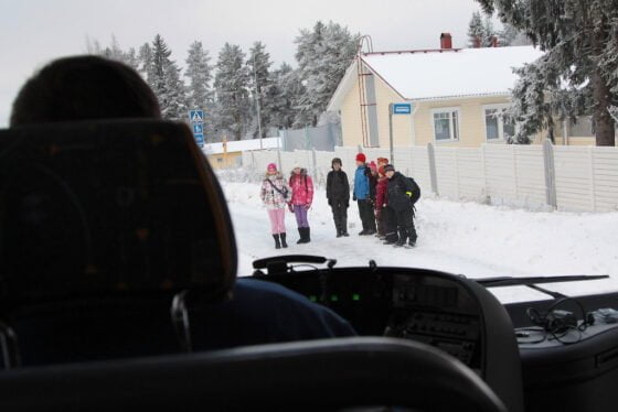 pysakki bussipysakki lapsia koululainen koulukuljetus koulukyyti koulubussi