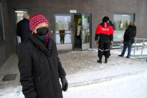 Eila Lind kiitteli Huittisten koronarokotusjärjestelyiden toimivan hyvin.