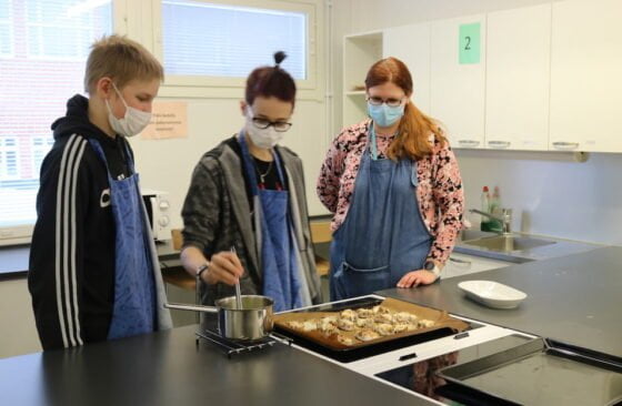 Aetsan koulu kotitalousluokka Mari Torpo ja oppilaat