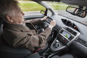 auto autoilija mies ikamies vanha mies liikenne
