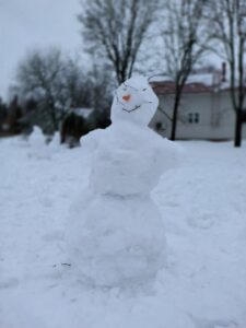 Lumiukkoja Kiikassa