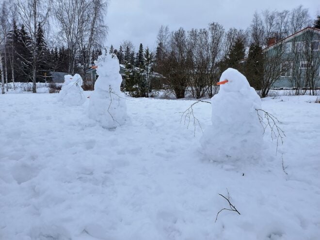 Lumiukkoja Kiikassa
