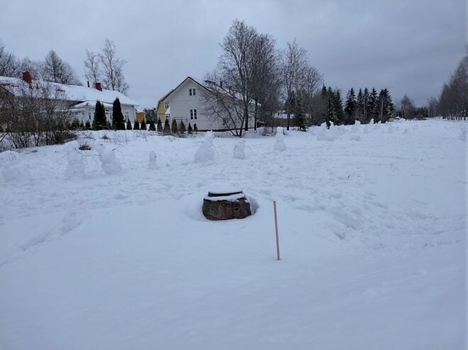 Lumiukkoja Kiikassa