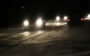 talvi pimeys auto liikenne