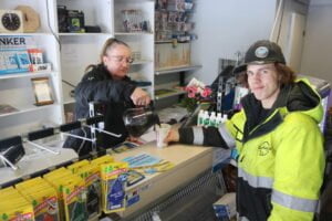 Aarex Oy Kiikan huoltoasema Aila ja asiakas