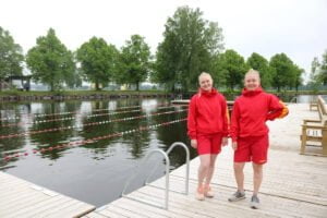Pororanta uimvalvojat laiturilla