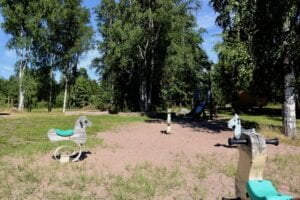 Hirvipuisto leikkivalineita