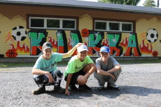 Nuutti Parikka Luka Lausniemi Vilho Ollila graffiti katutaide maalaus Kiikan urheilukentta huoltorakennus
