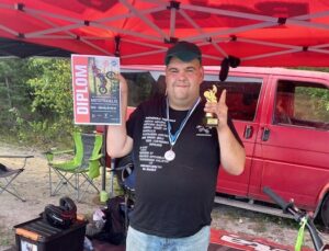 Tomi Hamalainen ja pokaali (kopio)nosto