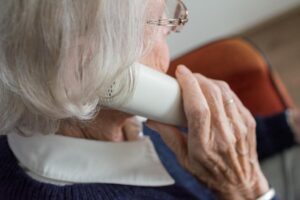 vanhus puhelin vanha nainen ikaihminen