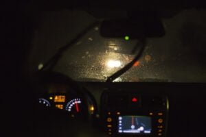 auto pimeassa ajaminen sade pyyhkijat