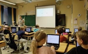 Kiikan koulu oppitunti oppilaat lapparit tietokoneet koulu luokka
