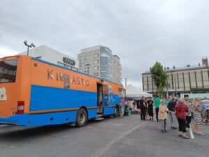 Kirjastoauto, Kylämarkkinat, kuva Jani Hanhijärvi