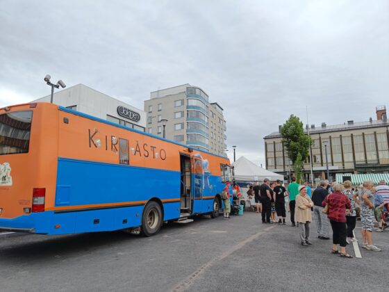 Kirjastoauto, Kylämarkkinat, kuva Jani Hanhijärvi