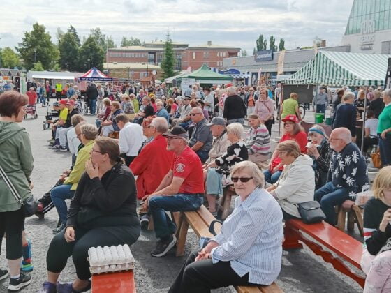 Markkinakansaa, kylämarkkinat, kuva Jani Hanhijärvi