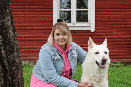 jenni ja romeo omenapuun vieressä