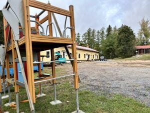 hopun koulu, leikkivälineet odottavat paikoillee laittoa