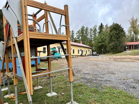hopun koulu, leikkivälineet odottavat paikoillee laittoa