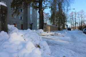 lumikuva pihaan käynti