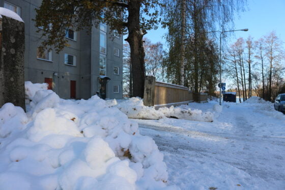 lumikuva pihaan käynti