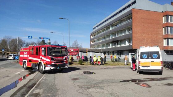 Pelastuslaitos sai hälytyksen Karpintien ja Lauttakylänkadun risteyksessä sijaitsevaan kerrostaloon puoli yhdentoista aikaan maanataiaamupäivällä.