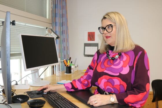 PUNKKIS kunnanjohtaja tyopoydan aaressa