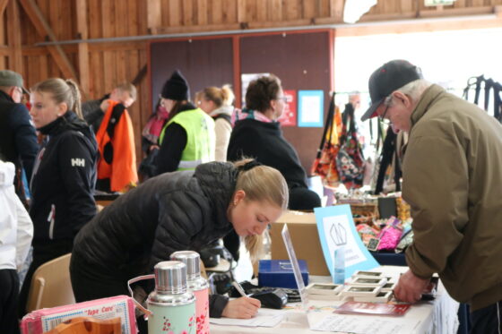 MARKKINAT kuva ihmisjoukosta