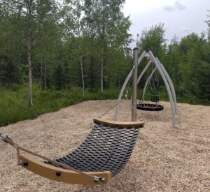 Yliniitynpuiston keinuja nettiin kopio