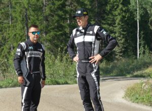 Henkka ja Marcus Grönholm työntouhussa Jyväskylän MM-rallissa Heinäkuussa