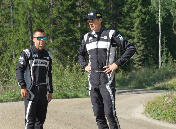 Henkka ja Marcus Grönholm työntouhussa Jyväskylän MM-rallissa Heinäkuussa