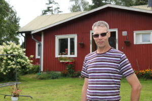 KIIKKUVUOREN hunaja markku talon edessa kopio