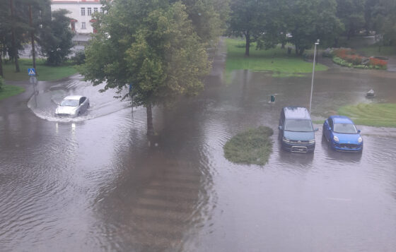 rankkasade, kadulla tulvii, lukijan kuva
