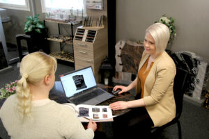 SMALAN V YRITTAJANAINEN marita ja asiakas