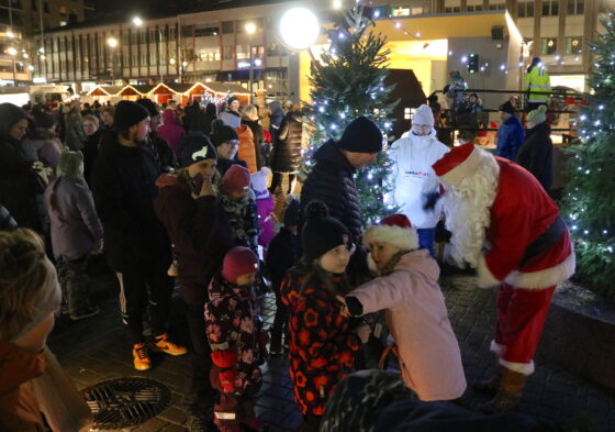 Joulunavaus, jonoa pukille