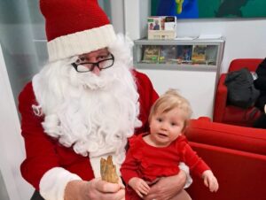 Aada kiipesi Joulupukin syliin Kuva Teija Saarimaa kopio