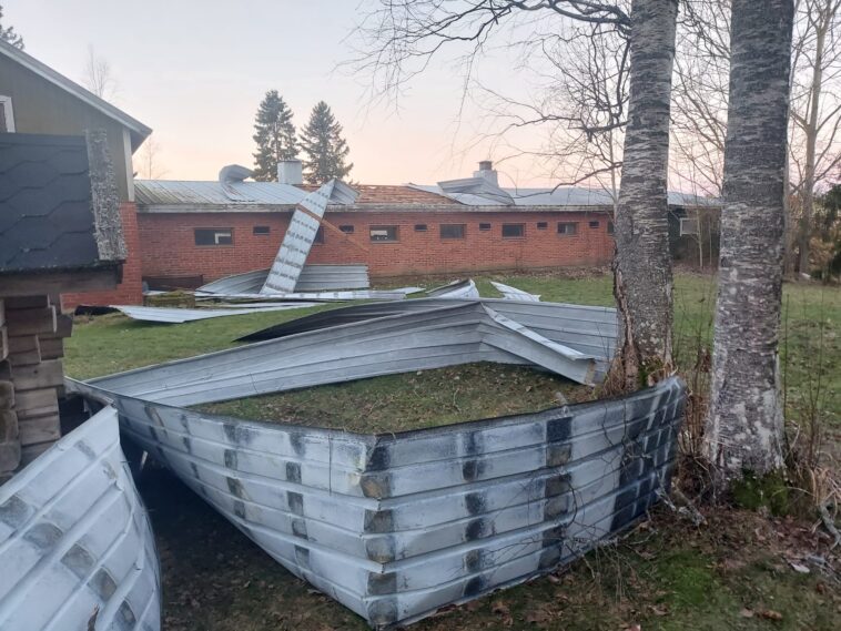 Myrsky irrotti kattopeltejä ympäri Huittista. Lukijan kuva.