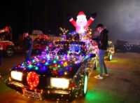 Valaistujen ajoneuvojen kulkue, autoparaati, Kiviniitty, kuva Hannu Moilanen