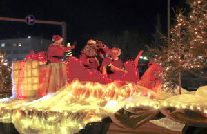 Valaistujen ajoneuvojen kulkue, autoparaati, Kiviniitty, kuva Hannu Moilanen