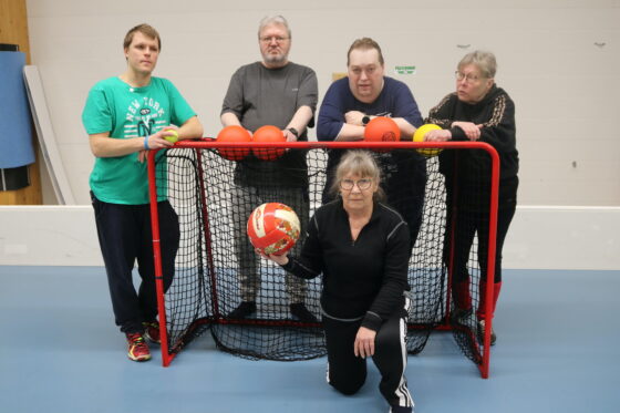 VINKKI ryhmakuva maalin edessa kopio