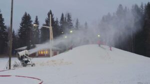 Huittisten talviliikunnan kannatus ry on tykittänyt lunta Huittisissa jo useamman vuoden ajan. Arkistokuva.