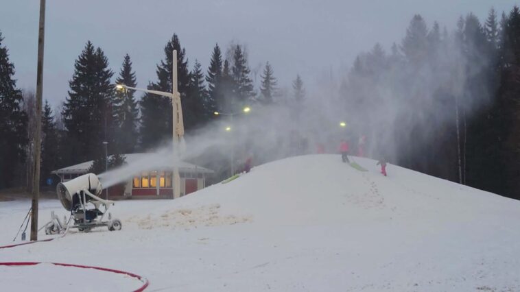 Huittisten talviliikunnan kannatus ry on tykittänyt lunta Huittisissa jo useamman vuoden ajan. Arkistokuva.