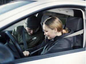 Liikenne, auto, nuoret