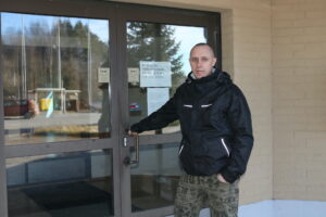 MIKKO PELTOMAA aseman ovella kopio