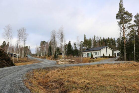 Stormi, Aurinkorinne, tontit