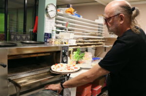 PIZZA KUTTU sippo paistaa pizzaa kopio