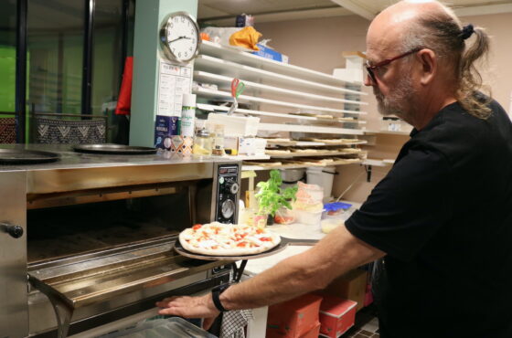 PIZZA KUTTU sippo paistaa pizzaa kopio