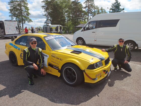 Vas. J-P Koivula ja oik. Mikko Koivula. Ajokkina BMW M3 V8